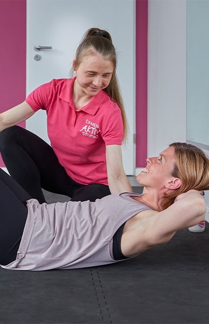 Eine Frau trainiert ihren Rücken im Damen Aktiv Studio in Hamburg