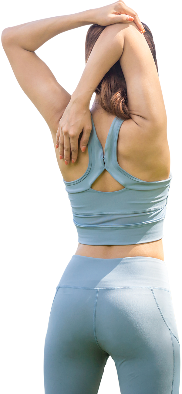 Eine Frau kann Bewegungen nach Rückentraining schmerzfrei ausführen