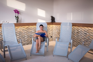 Lesende Frau auf einem Liegestuhl im Wellnessbereich im Damen Aktiv Studio in Hamburg Bramfeld